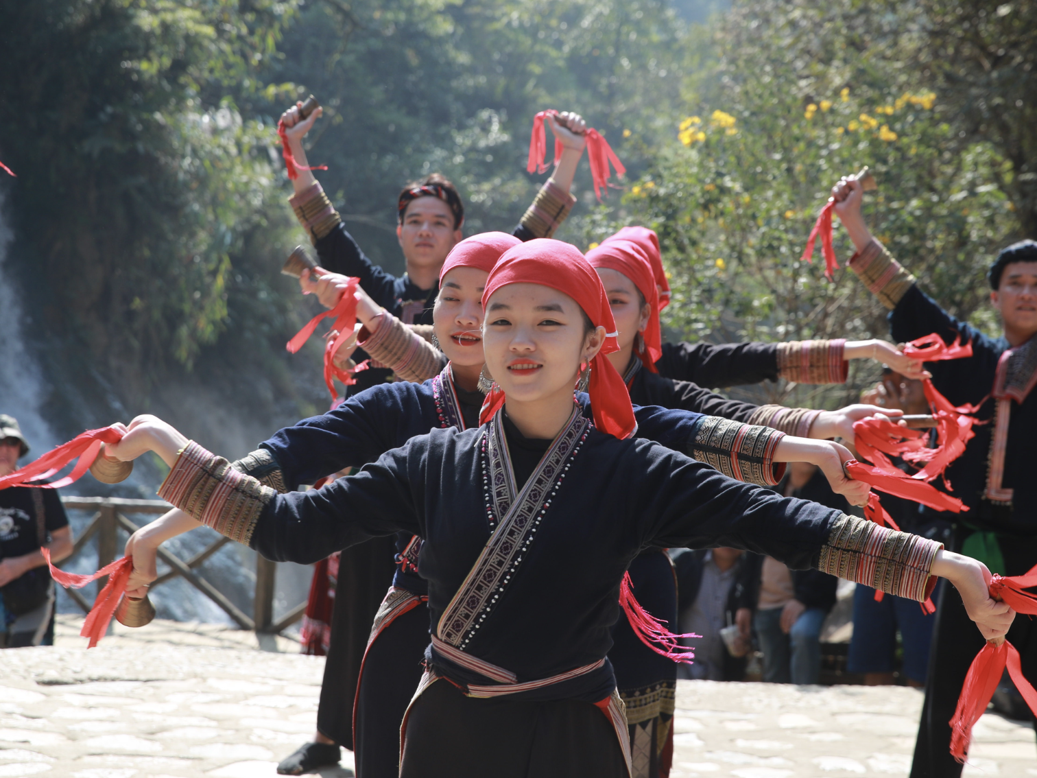 Bản Cát Cát là điểm dừng chân mang đậm màu sắc văn hóa trong hành trình khám phá Sa Pa.