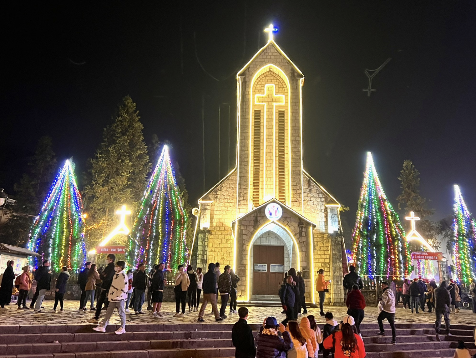 Nhà thờ đá trở thành biểu tượng của vùng đất trong sương.