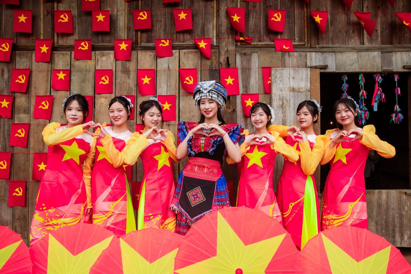 Du khách thích thú trải nghiệm không gian lễ hội trên Sun World Fansipan Legend