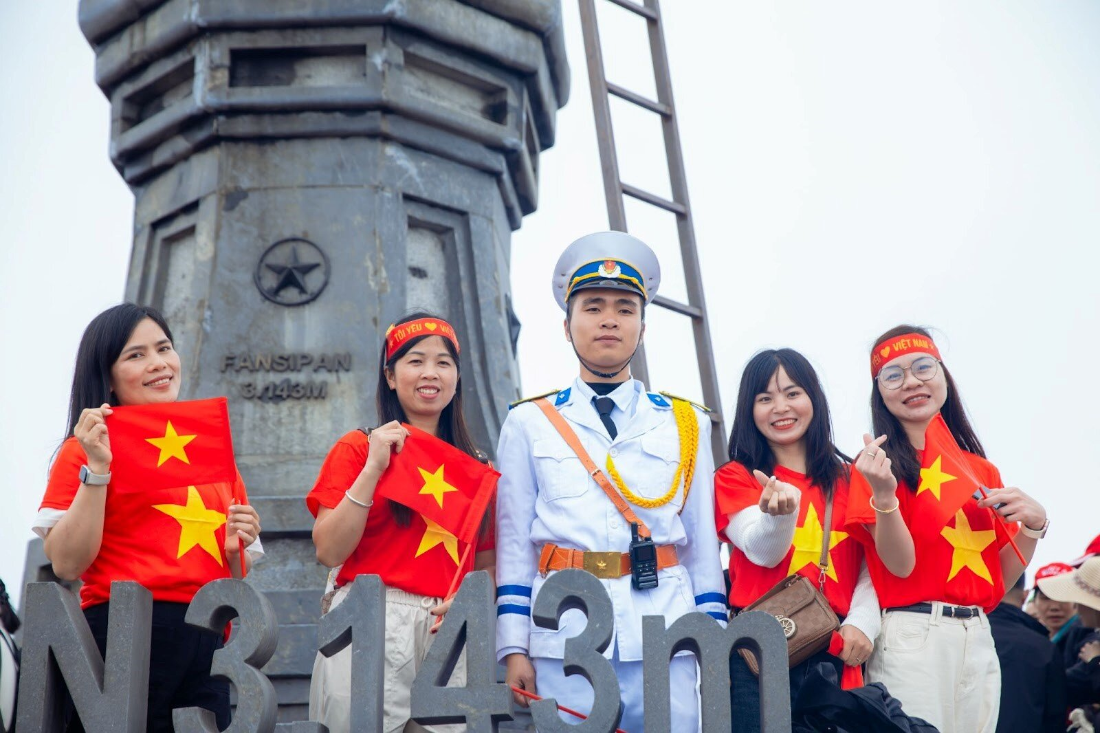 Du khách lưu lại những khoảnh khắc đáng nhớ trên “nóc nhà Đông Dương” trong dịp 30/4.