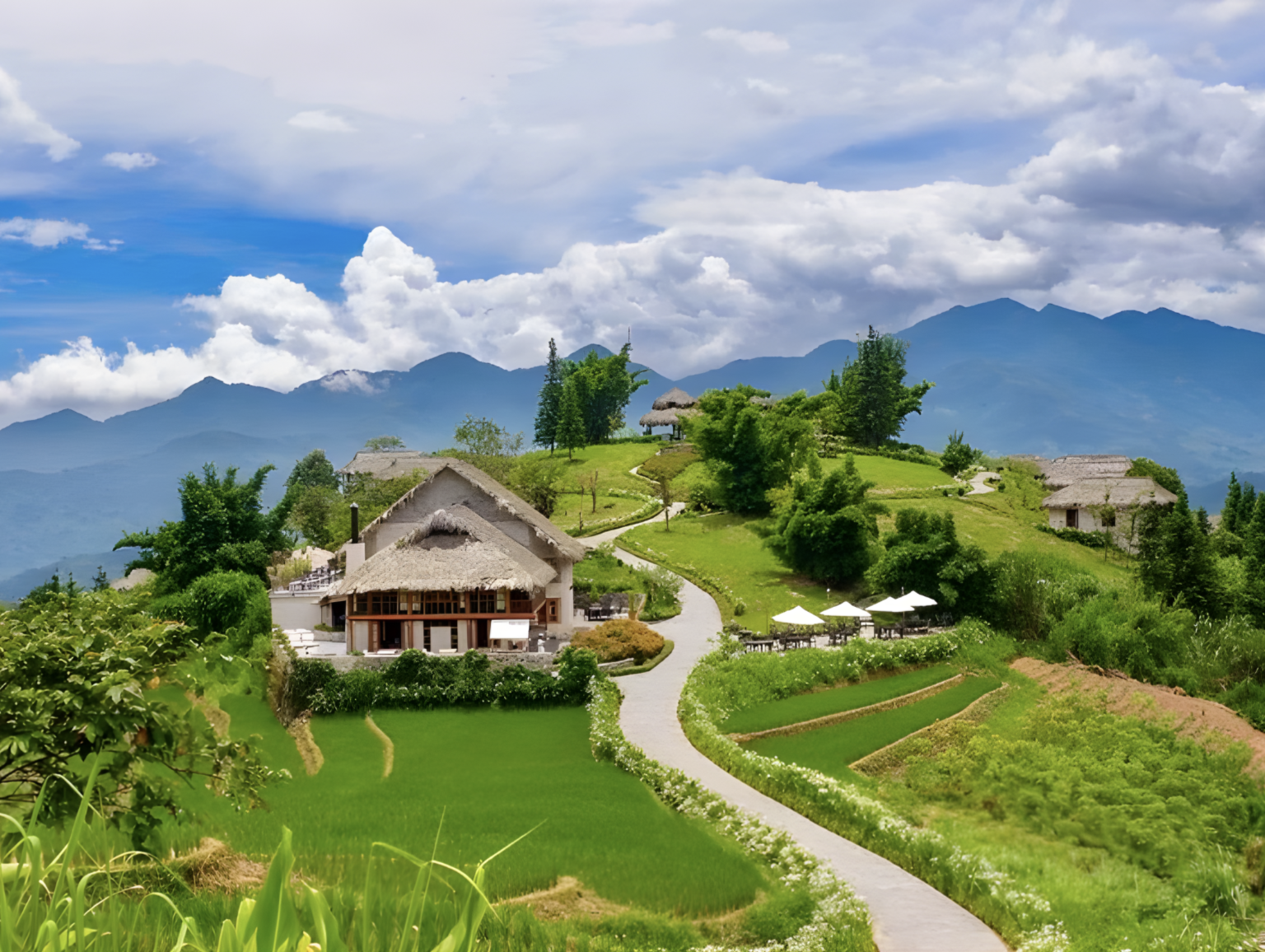 Những khu nghỉ dưỡng tại đây thường có tầm nhìn bao quát toàn cảnh Sa Pa.