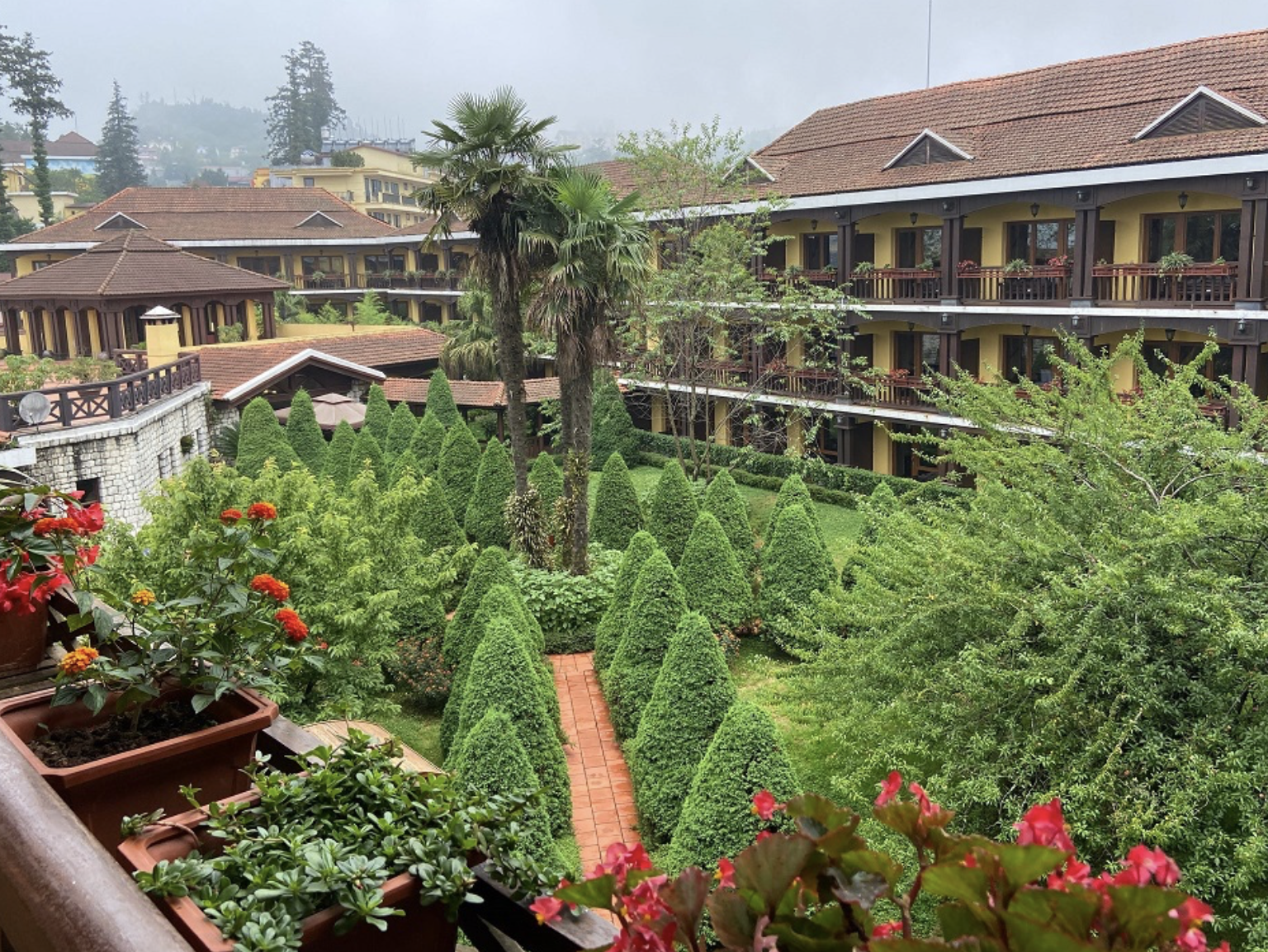 Resort hiện có nhiều phòng nghỉ, mỗi phòng đều được thiết kế với ban công riêng hướng ra khu vườn.