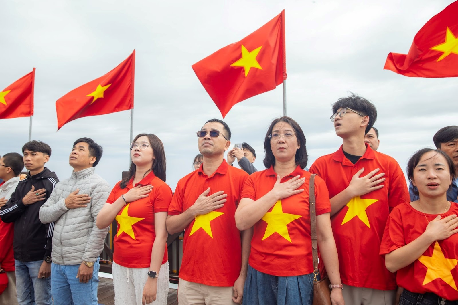 Du khách trải nghiệm lễ thượng cờ linh thiêng trên đỉnh Fansipan dịp 30/4