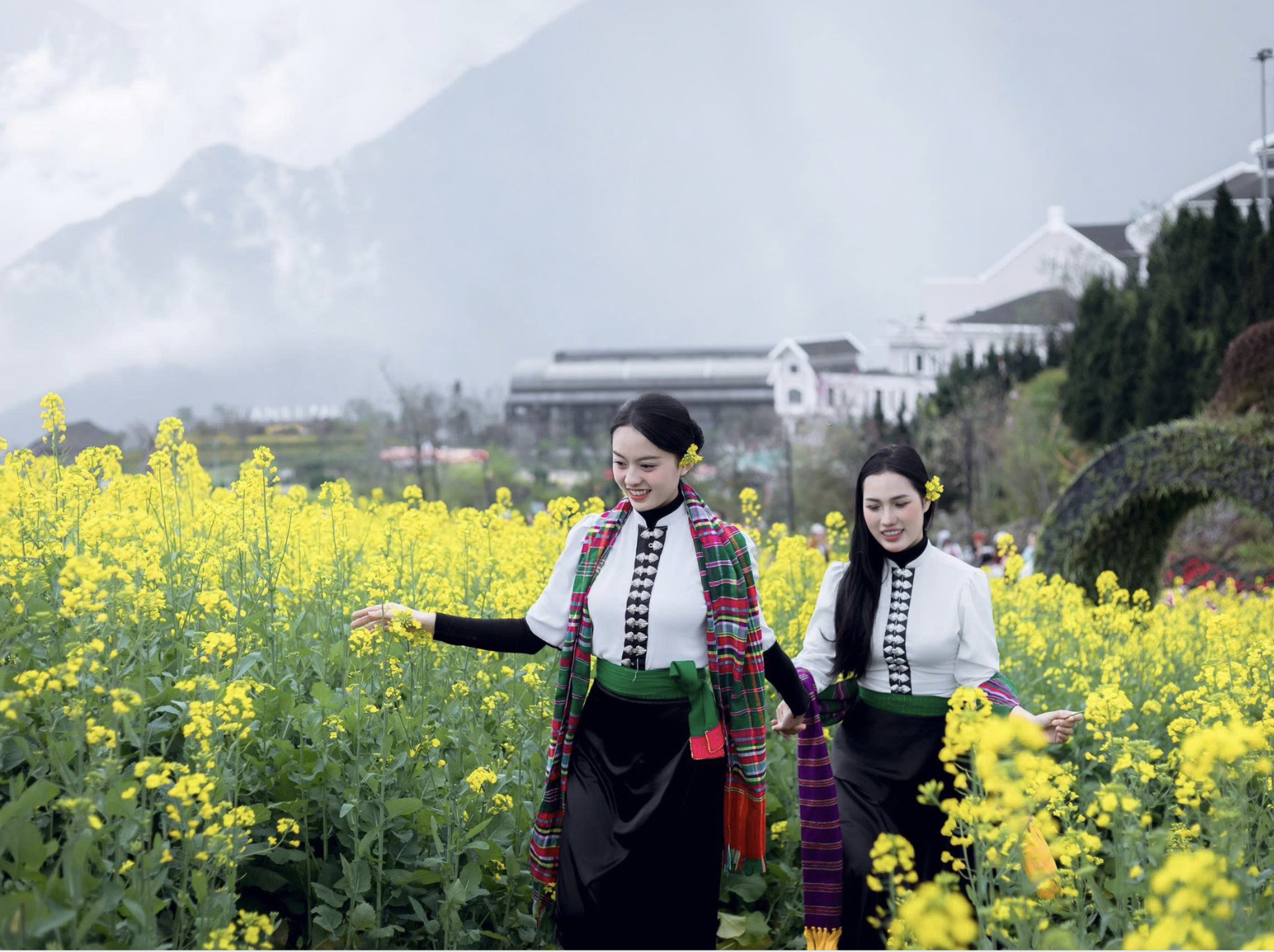 Du khách thoải mái dừng chân tại vườn hoa trong khu du lịch Sun World Fansipan Legend.