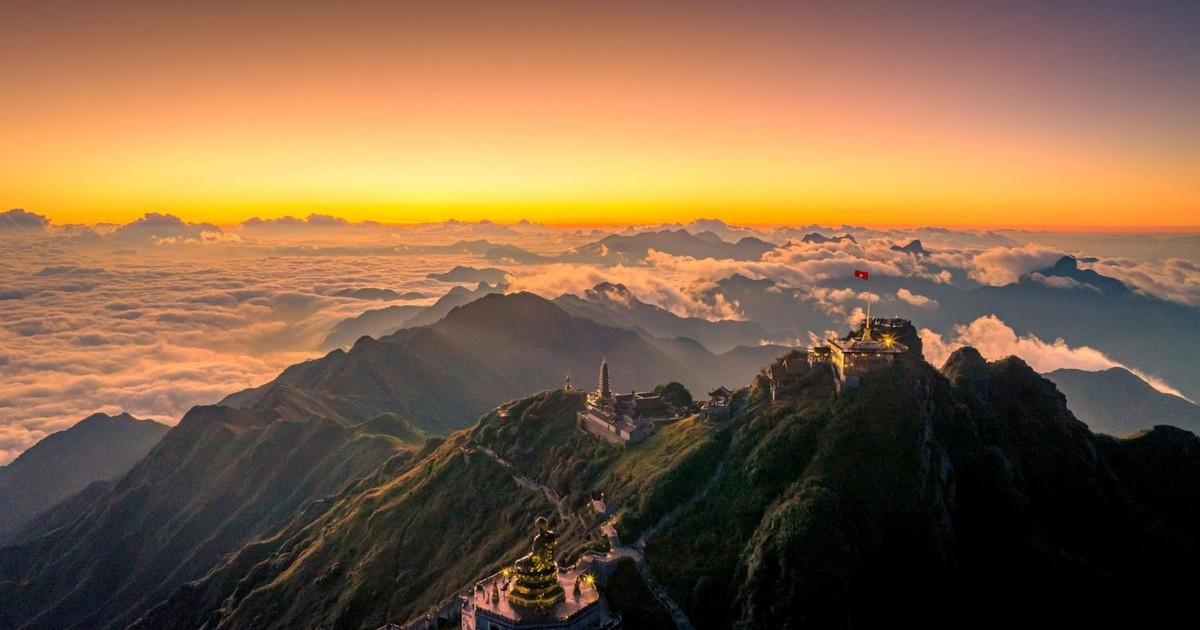 Biển mây trắng bao phủ đỉnh Fansipan