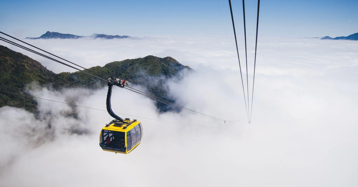 Du khách có cơ hội “bay” qua biển mây nhờ cáp treo Fansipan