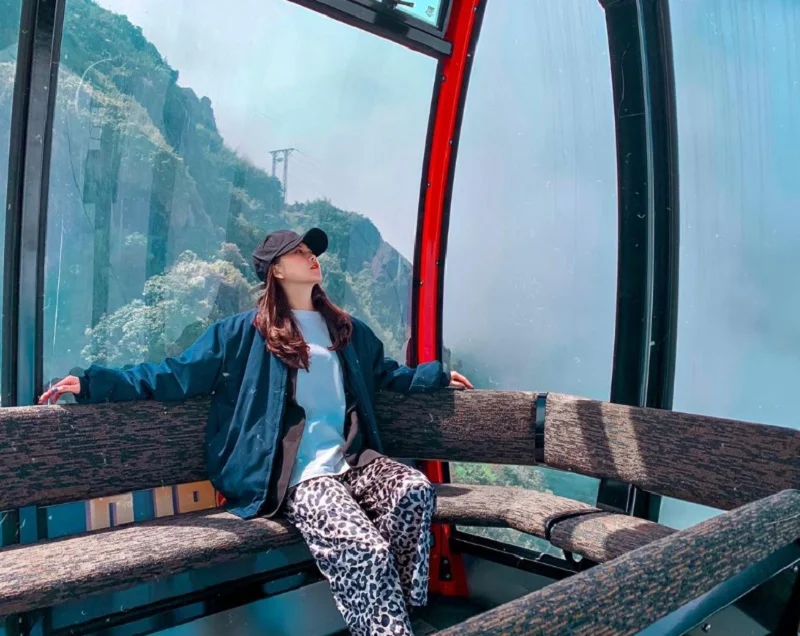 Du khách check in bên trong cabin cáp treo