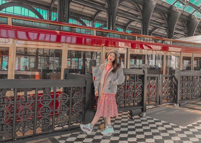 Du khách check in tại nhà ga tàu hỏa leo núi Mường Hoa