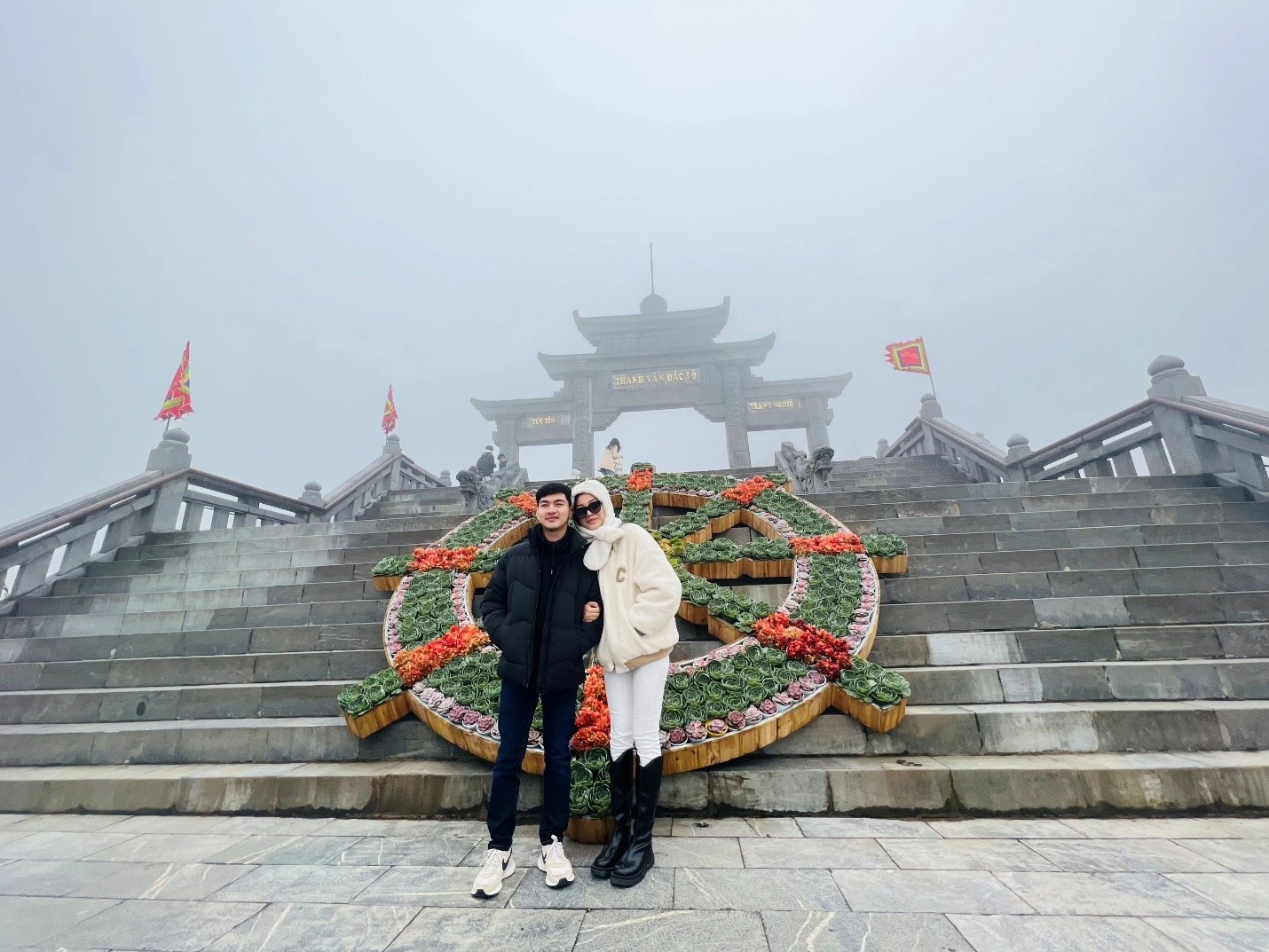 Du khách lưu giữ kỉ niệm tại khu vực tâm linh