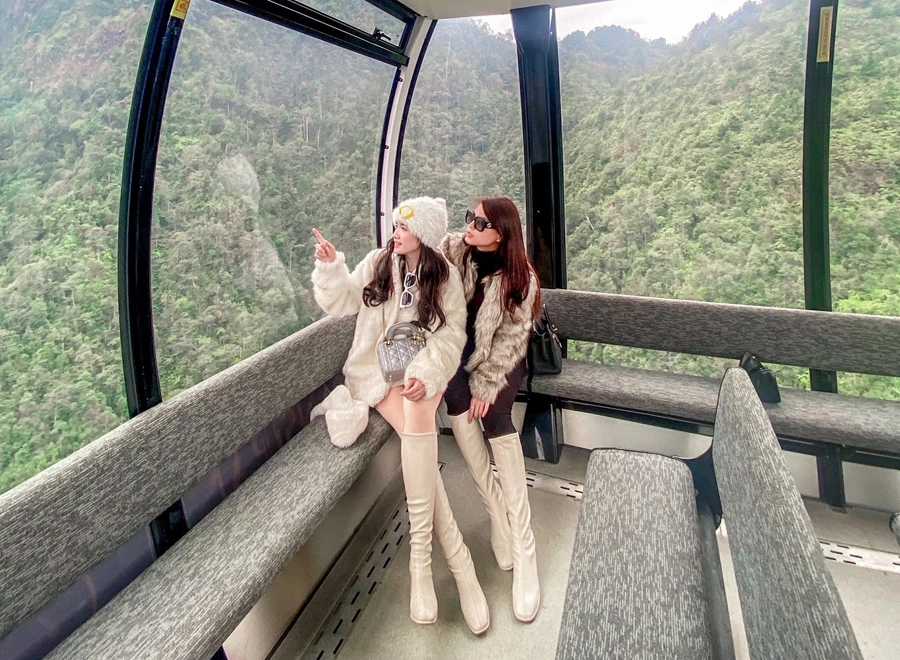 Du khách trải nghiệm cáp treo Fansipan