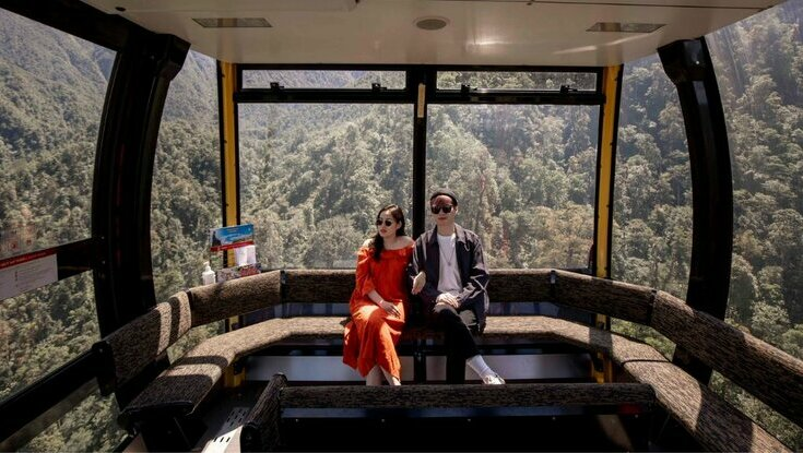 Du khách trải nghiệm cáp treo Fansipan, chiêm ngưỡng khung cảnh núi rừng Tây Bắc hùng vĩ