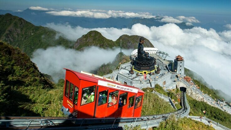 Tuyến tàu đỉnh giúp du khách chạm cột mốc 3143 m dễ dàng hơn