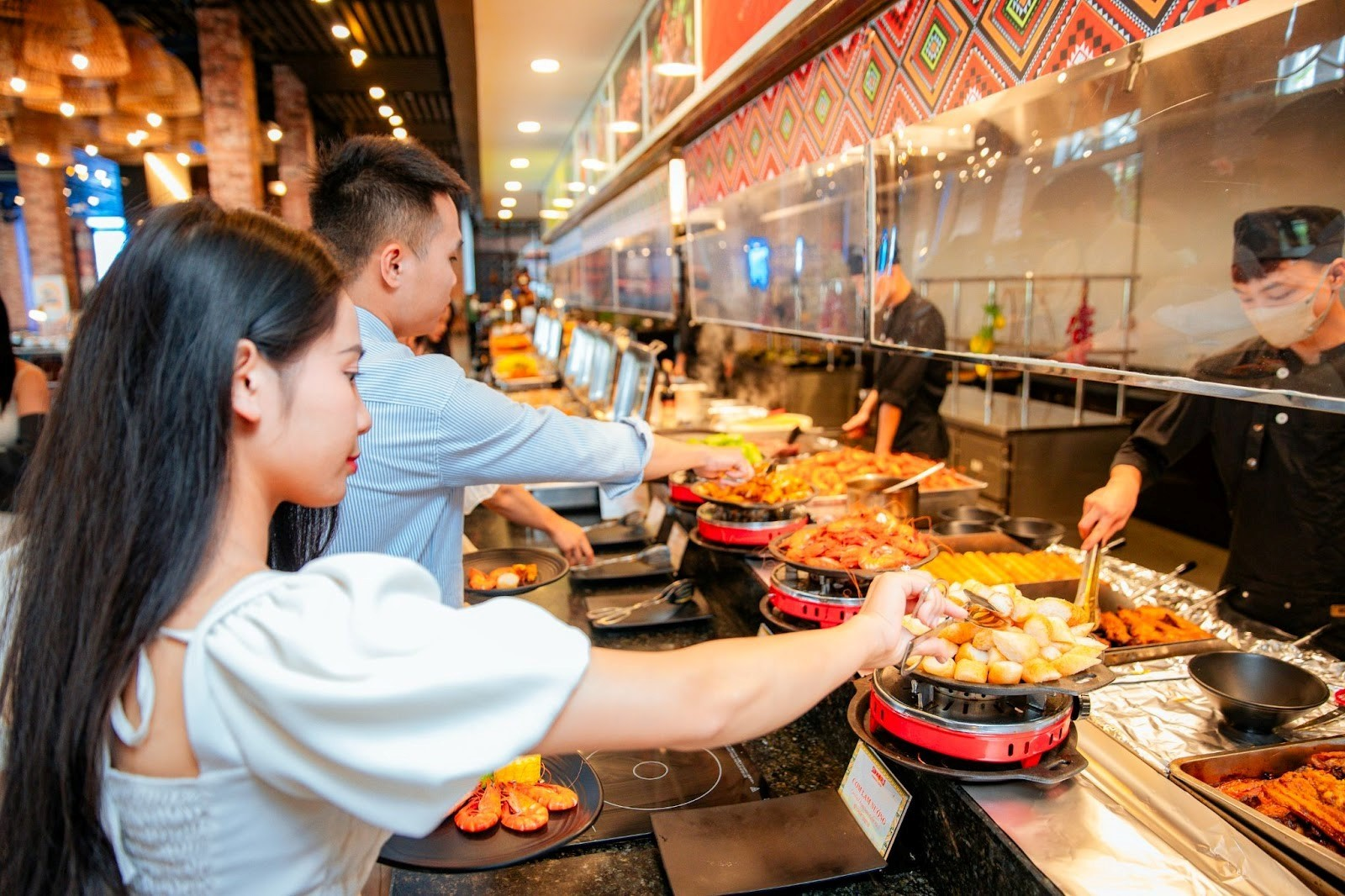 Quầy ẩm thực đa dạng tại nhà hàng Vân Sam