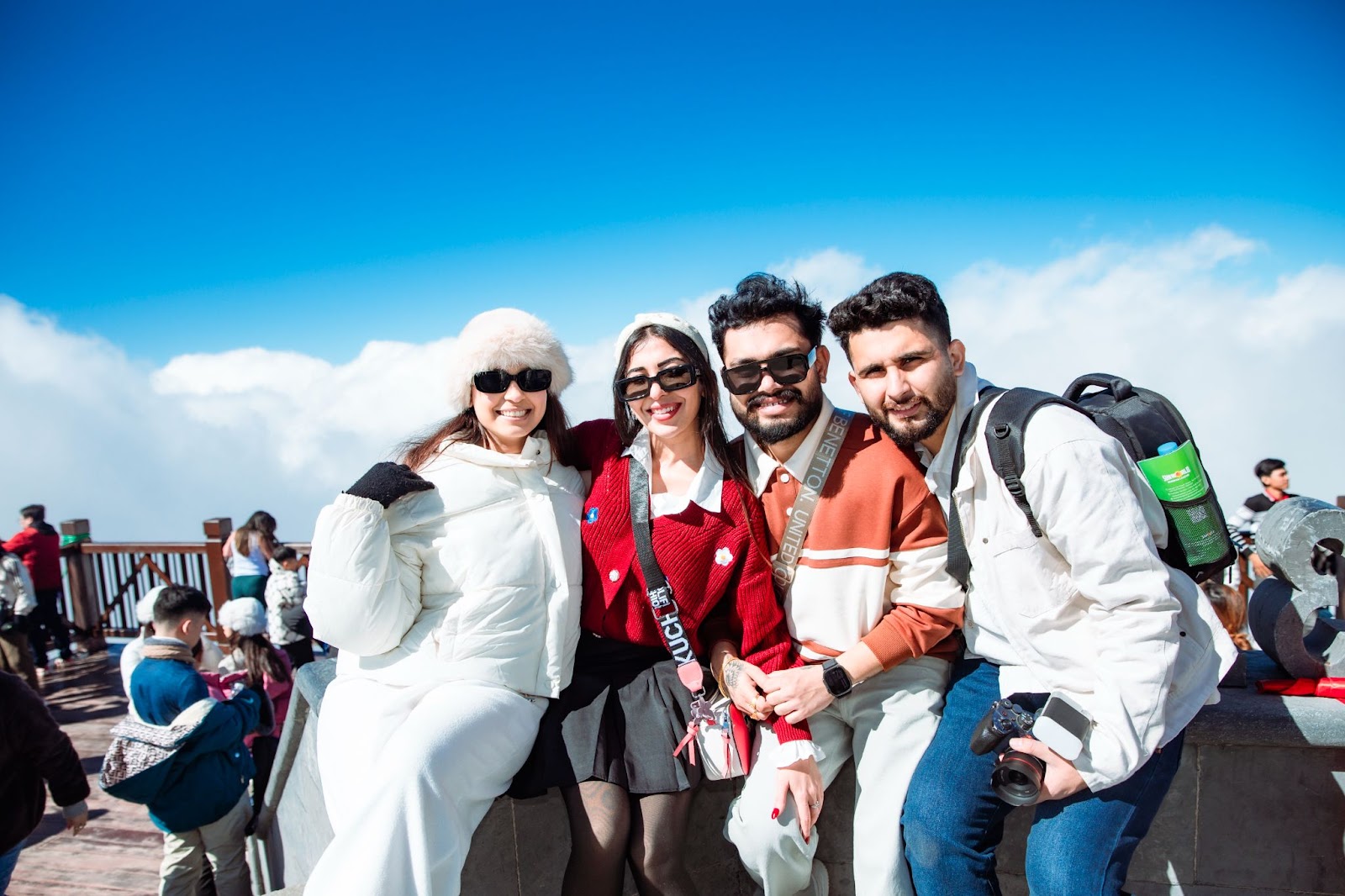 Du khách thích thú trải nghiệm cáp treo Fansipan chinh phục “nóc nhà Đông Dương”