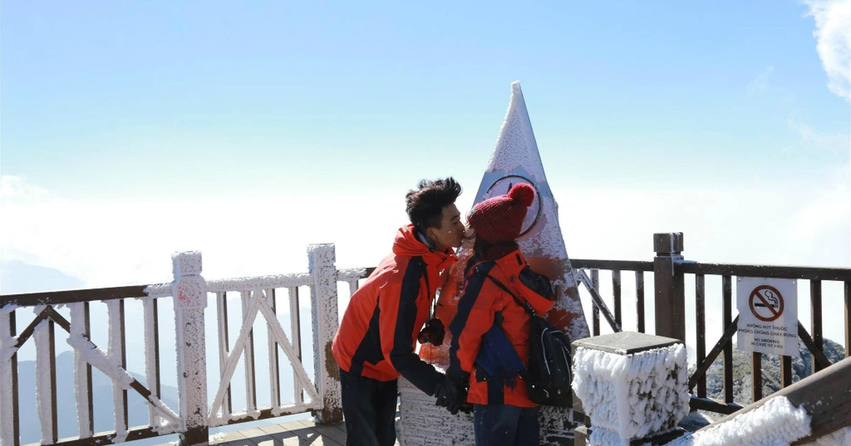 Du khách hào hứng chạm đỉnh Fansipan