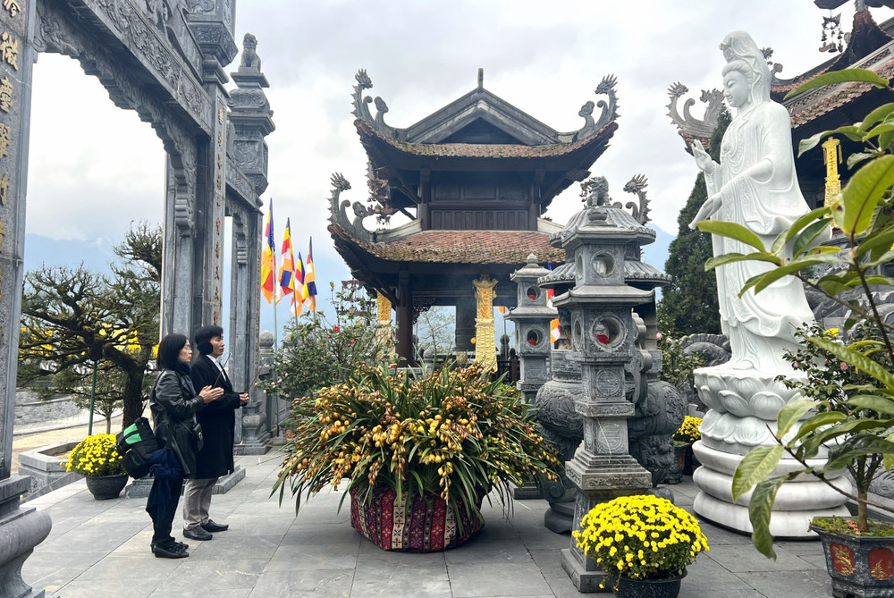 Du khách ghé thăm quần thể tâm linh tại Sun World Fansipan Legend