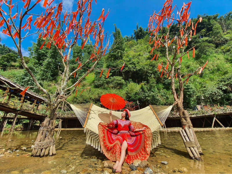 Du khách trải nghiệm Bản Cát Cát