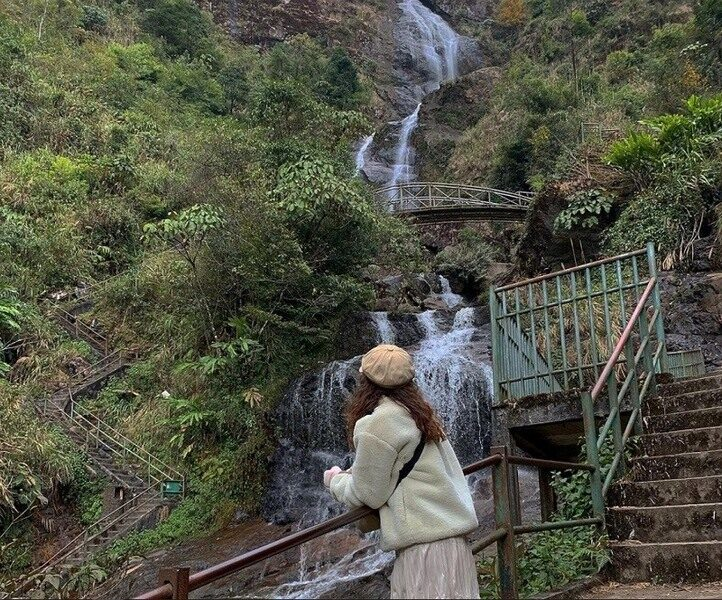 Du khách check in tại Thác Bạc