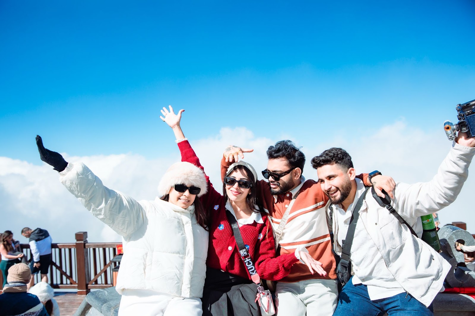 Du khách thích thú check in trên đường chinh phục đỉnh Fansipan