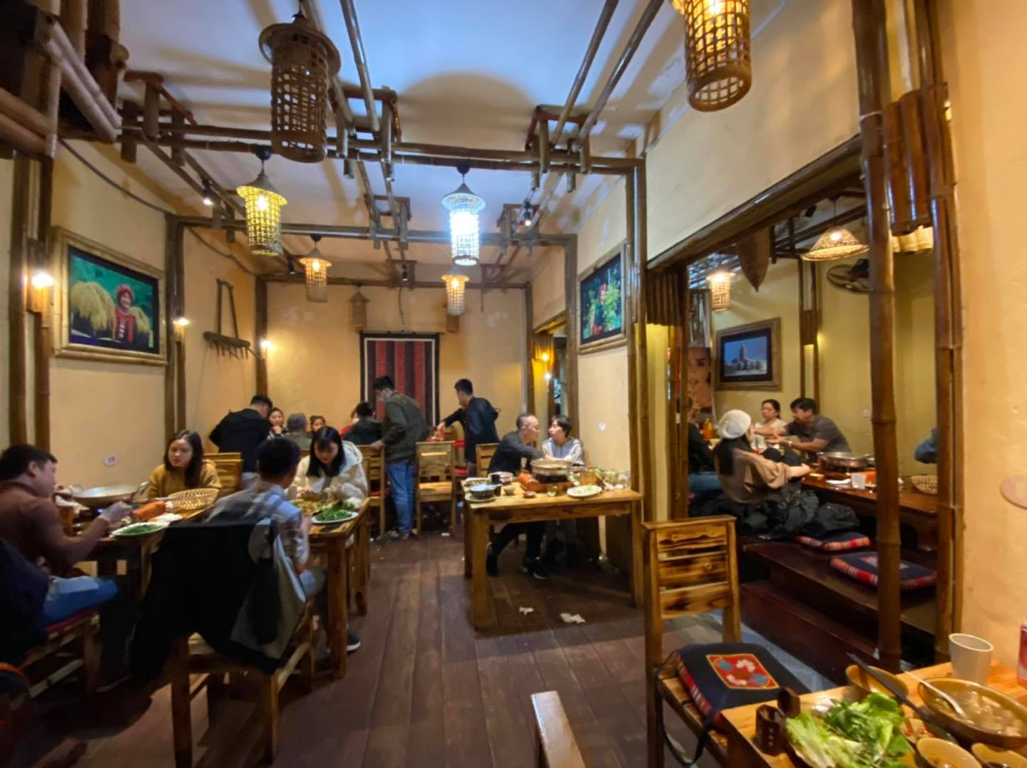 A Phủ là nhà hàng chuyên đặc sản Sa Pa nằm ngay khu vực trung tâm