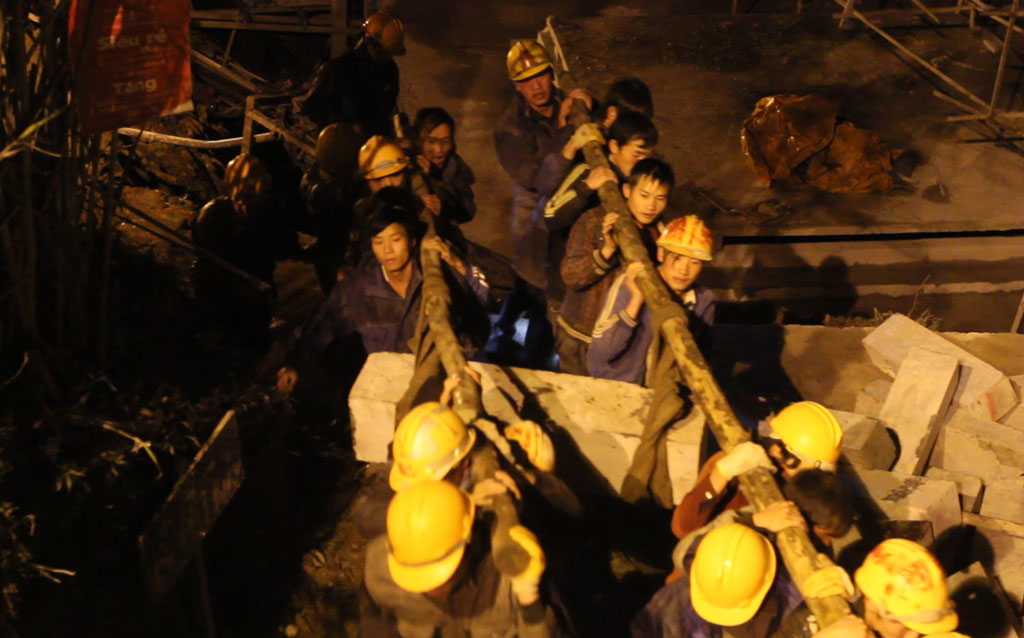 Những người công nhân ngày đêm không ngủ để kịp hoàn thiện tiến độ cáp treo Fansipan