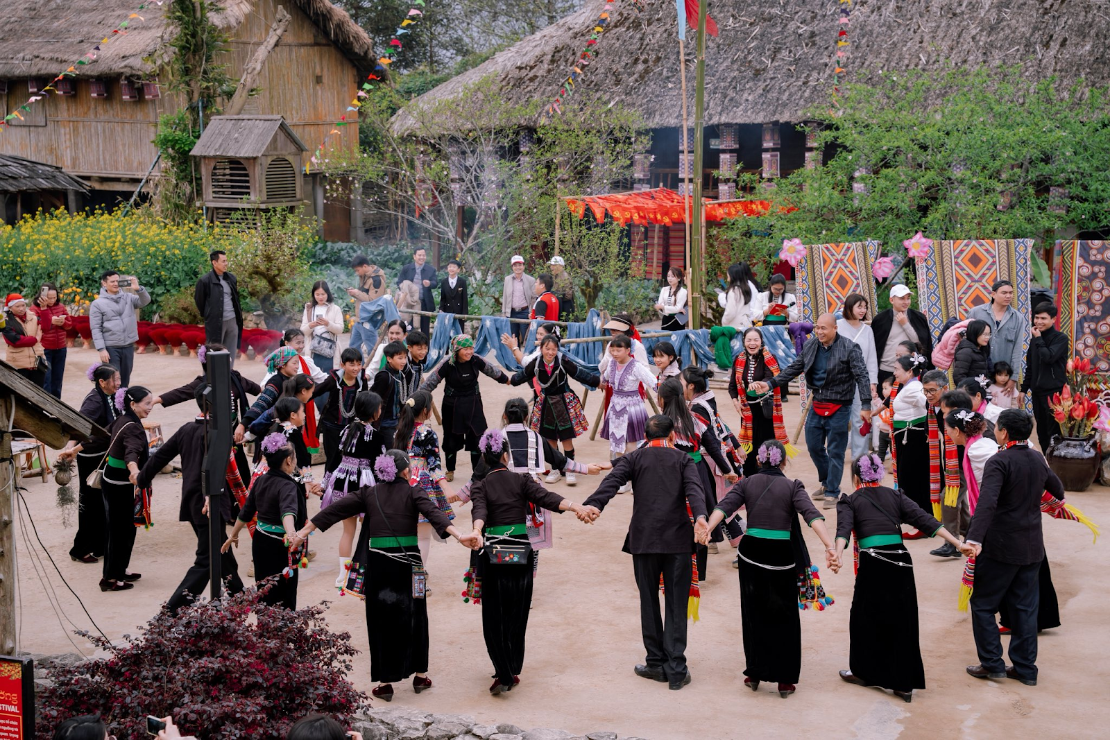 Du khách trải nghiệm lễ hội truyền thống tại Bản Mây