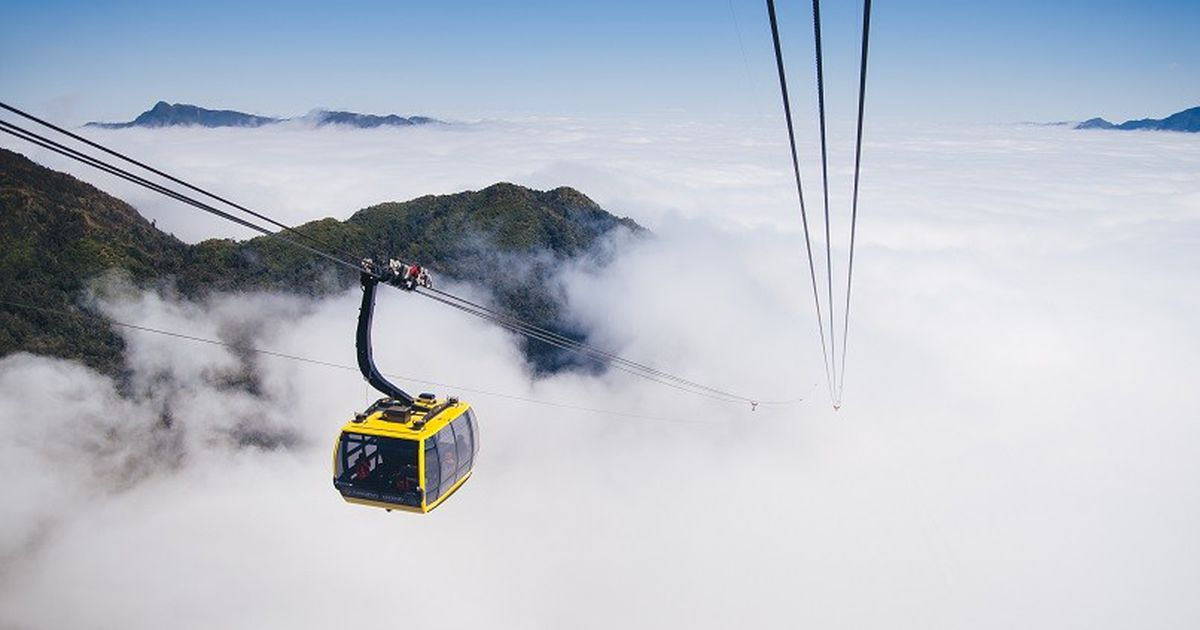 Cáp treo Fansipan đưa du khách “bay” qua biển mây