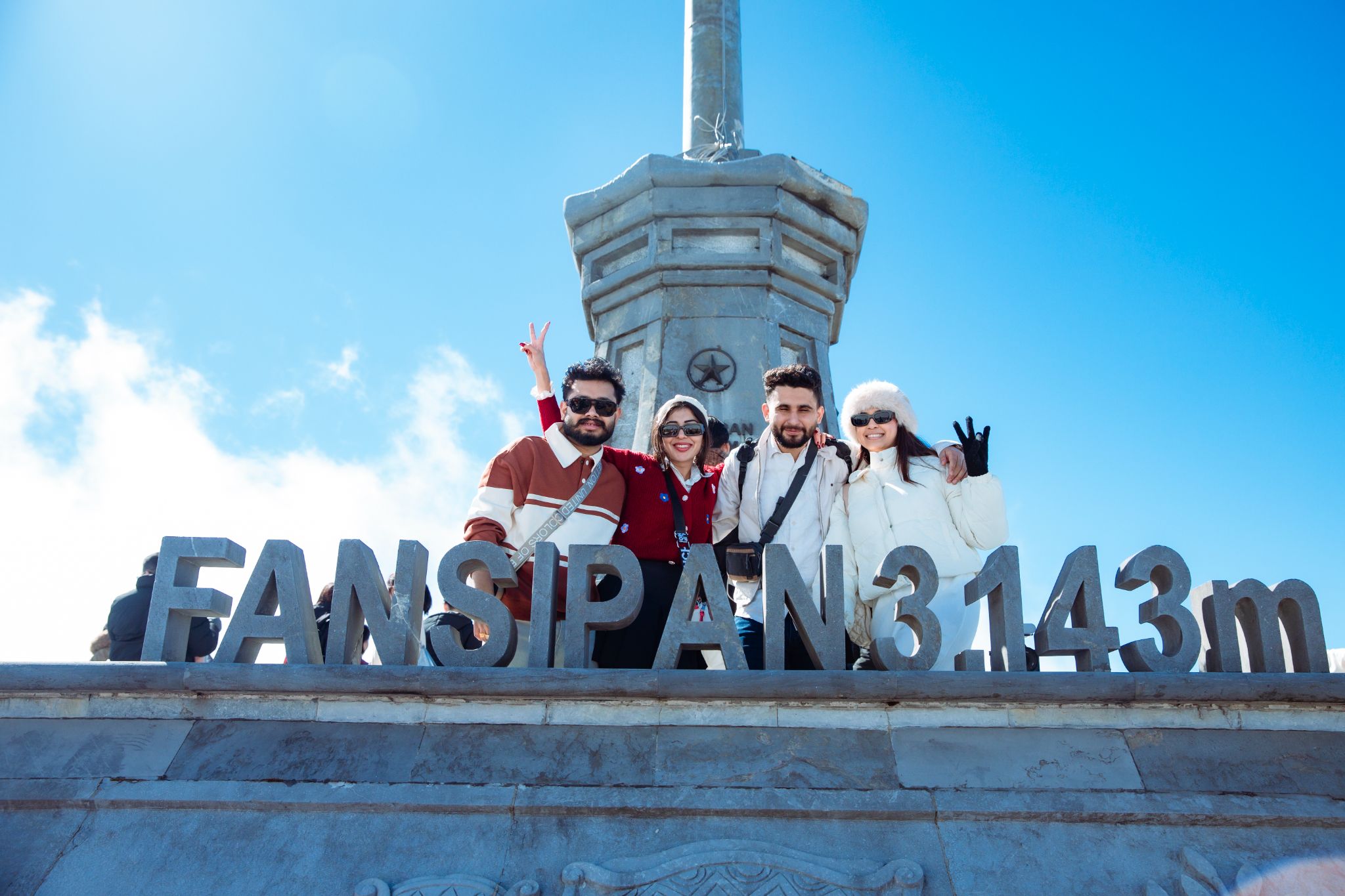 Du khách quốc tế thích thú check in trên đỉnh Fansipan