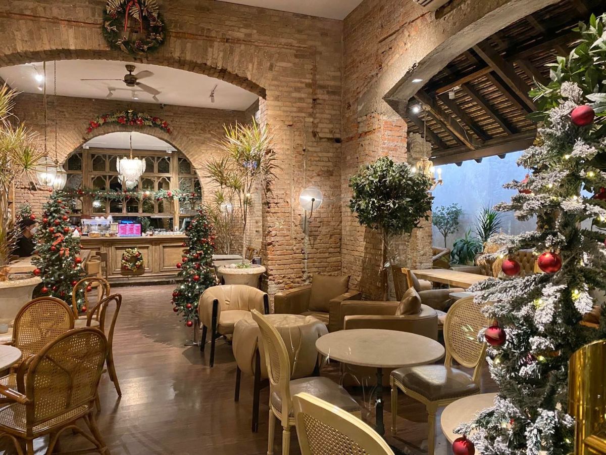 Cafe Giáng sinh thu hút du khách với phông nền sương mù và ánh đèn lung linh.