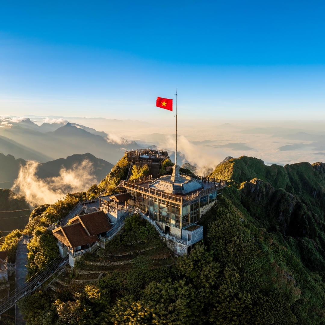 Visitors would get a grand total surrounding view atop the highest peak in Indochina (Source: Collected)