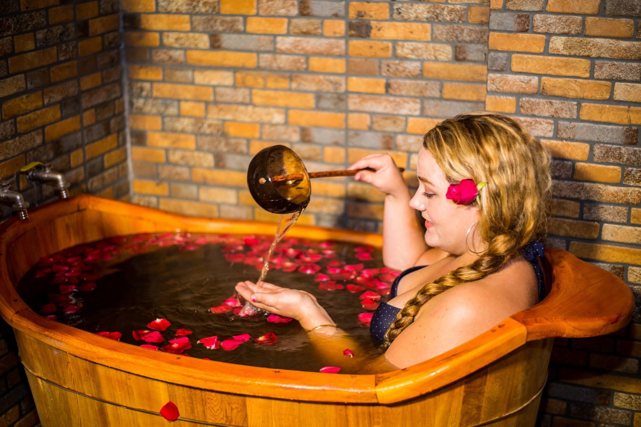Herbal bath is a common cultural practice among Vietnamese, especially the Dao ethnic community (Source: Collected)