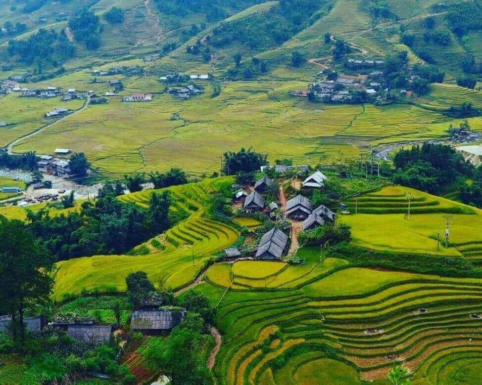 The rustic charm of Ta Van Village, where the Giay community welcomes travelers with 100-year-old wooden houses and riverside dining. (Source: Collected)