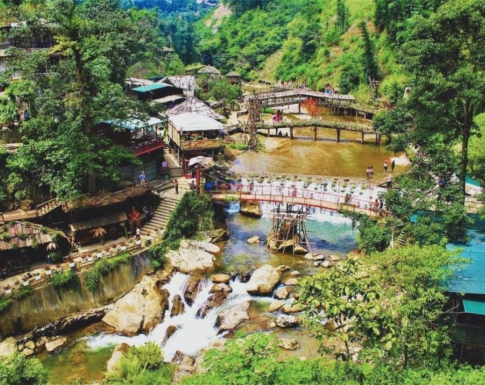 The iconic giant water wheels and stone-paved paths of Cat Cat Village offer a picturesque glimpse into the heart of Black H'mong traditions. (Source: Collected)