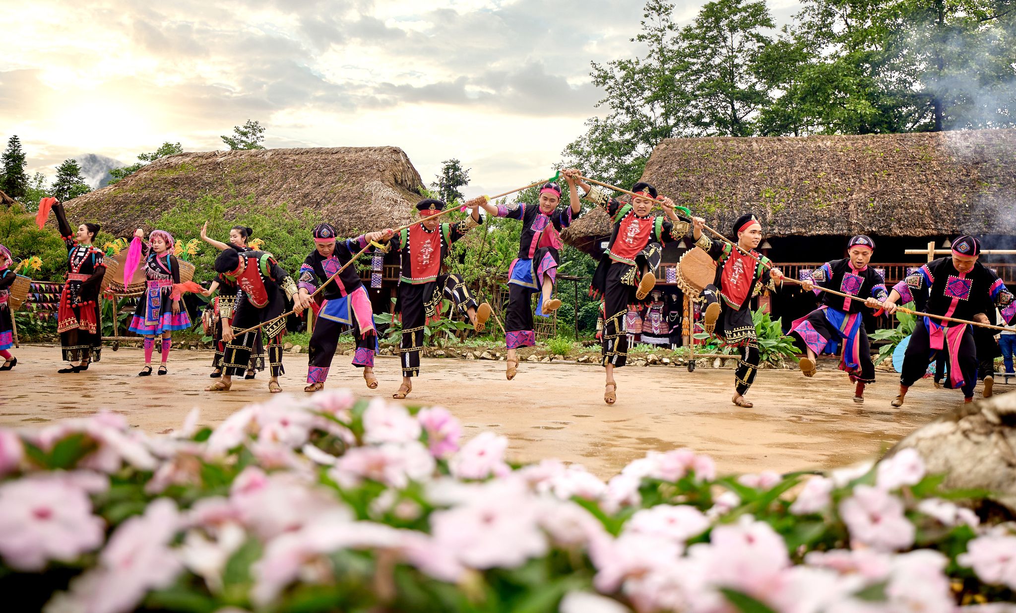 The iconic “Dinh thien du ky” show in May village (Source: Collected)