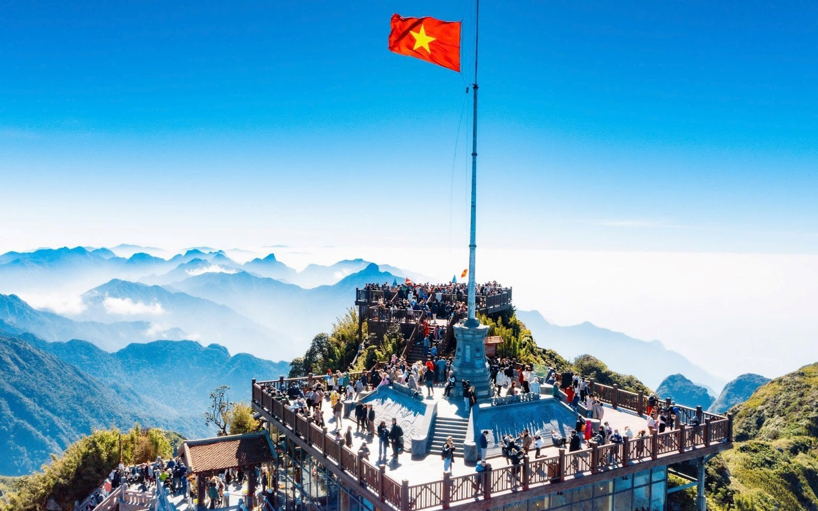 Cáp treo hoạt động lâu hơn vào thứ 7 giúp du khách có nhiều thời gian để khám phá Fansipan hơn