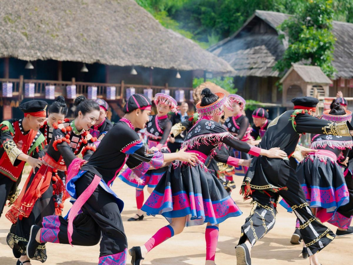 Buổi chiều là thời gian thích hợp để du khách ghé thăm Bản Mây và trải nghiệm các hoạt động văn hóa dân tộc