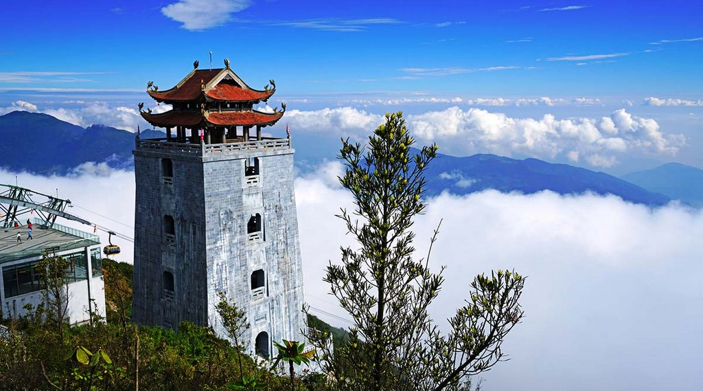 Sáng sớm là thời điểm thích hợp để du khách tận hưởng không khí trong lành và “săn” biển mây trên đỉnh Fansipan