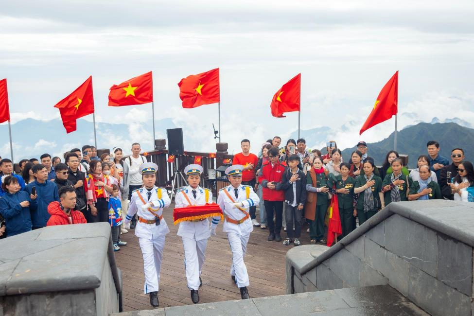 Đỉnh Fansipan rực rỡ trong không khí lễ hội, mang đến trải nghiệm chinh phục đầy ấn tượng.