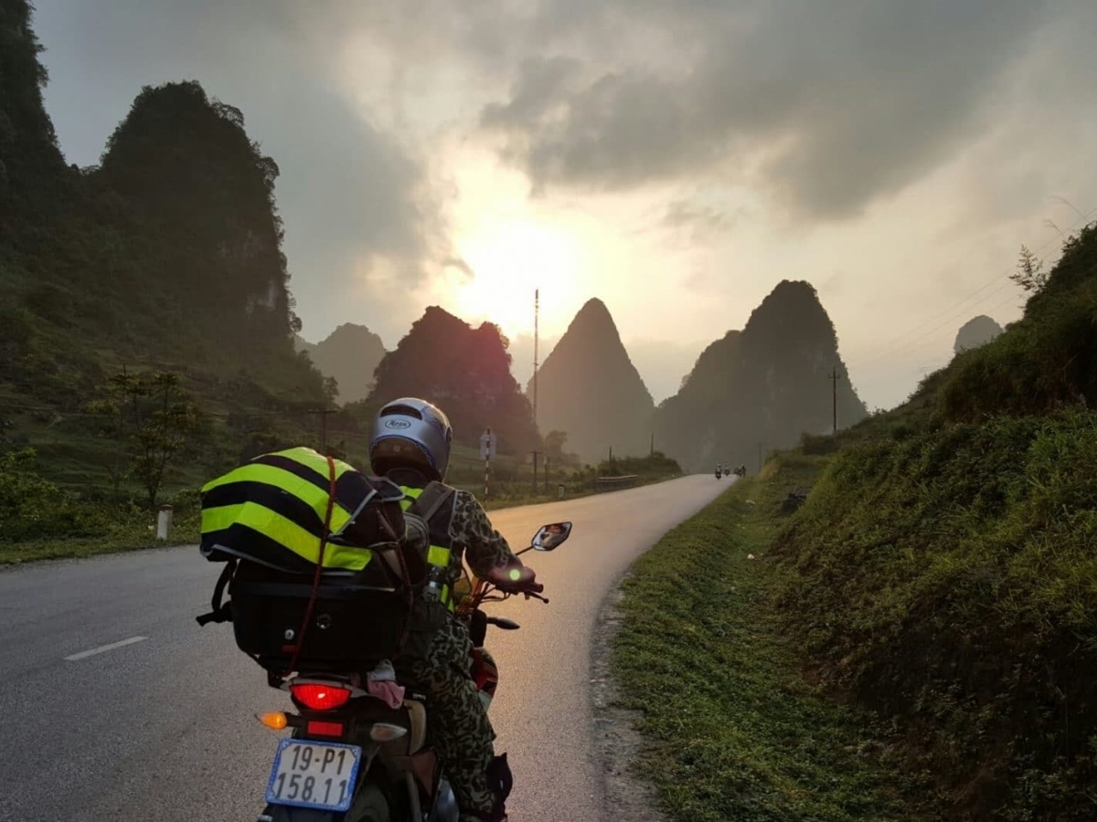 Du khách phượt xe máy băng qua những cung đường quanh co tại Sa Pa.