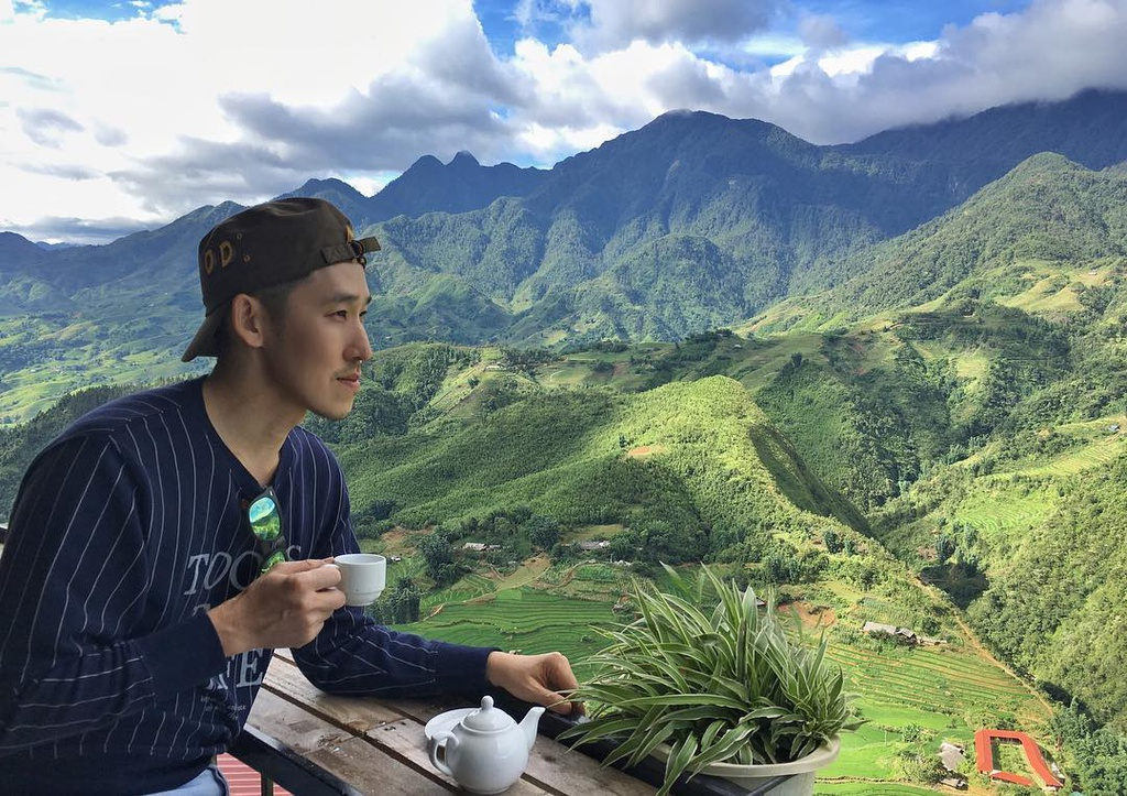 A perfect cafe Sapa shot with balanced light and clear mountain views