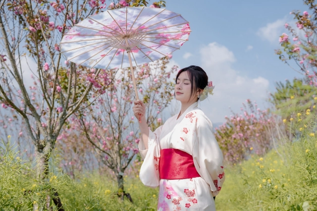 Du khách check in bên vườn hoa anh đào tại Sun World Fansipan Legend
