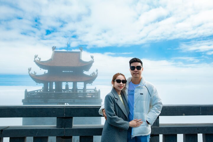 Du khách săn mây thành công trên đường chinh phục đỉnh Fansipan
