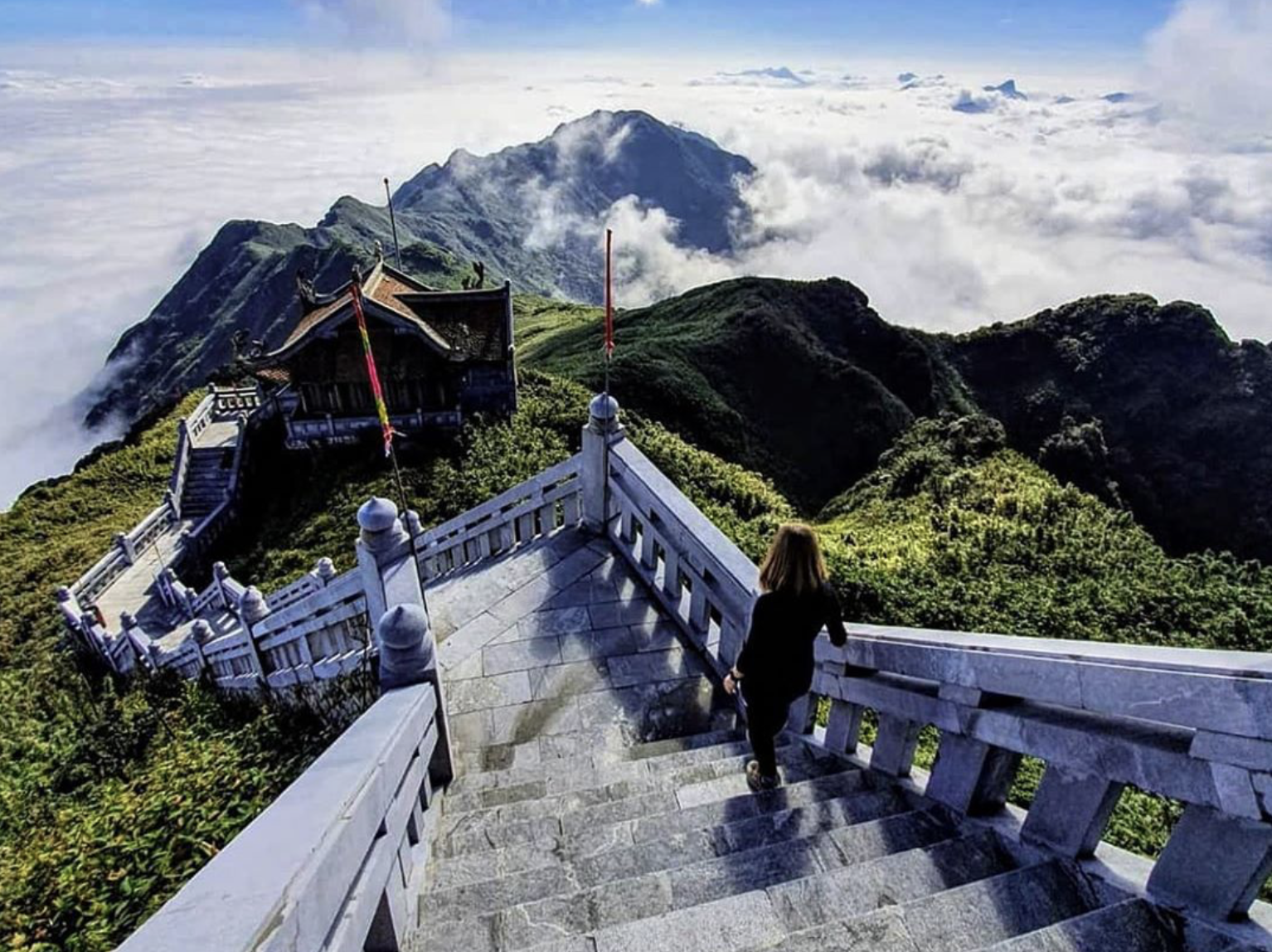 Do yếu tố địa hình và quá trình di chuyển, du khách nên ưu tiên những loại giày có đế bám tốt.