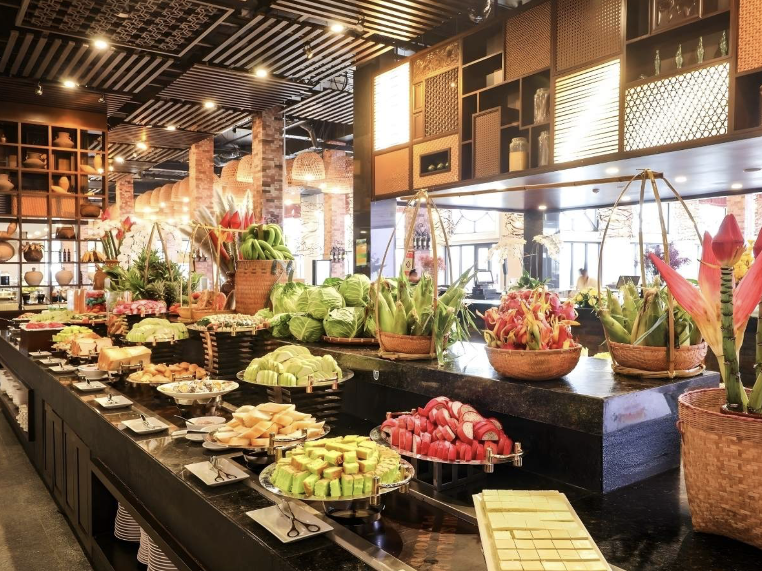 Du khách có thể đặt trước combo di chuyển cùng trải nghiệm buffet tại nhà hàng sang trọng.