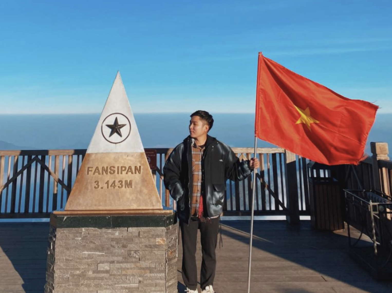 Nhiều du khách lần đầu đến với hành trình chinh phục “nóc nhà Đông Dương”.