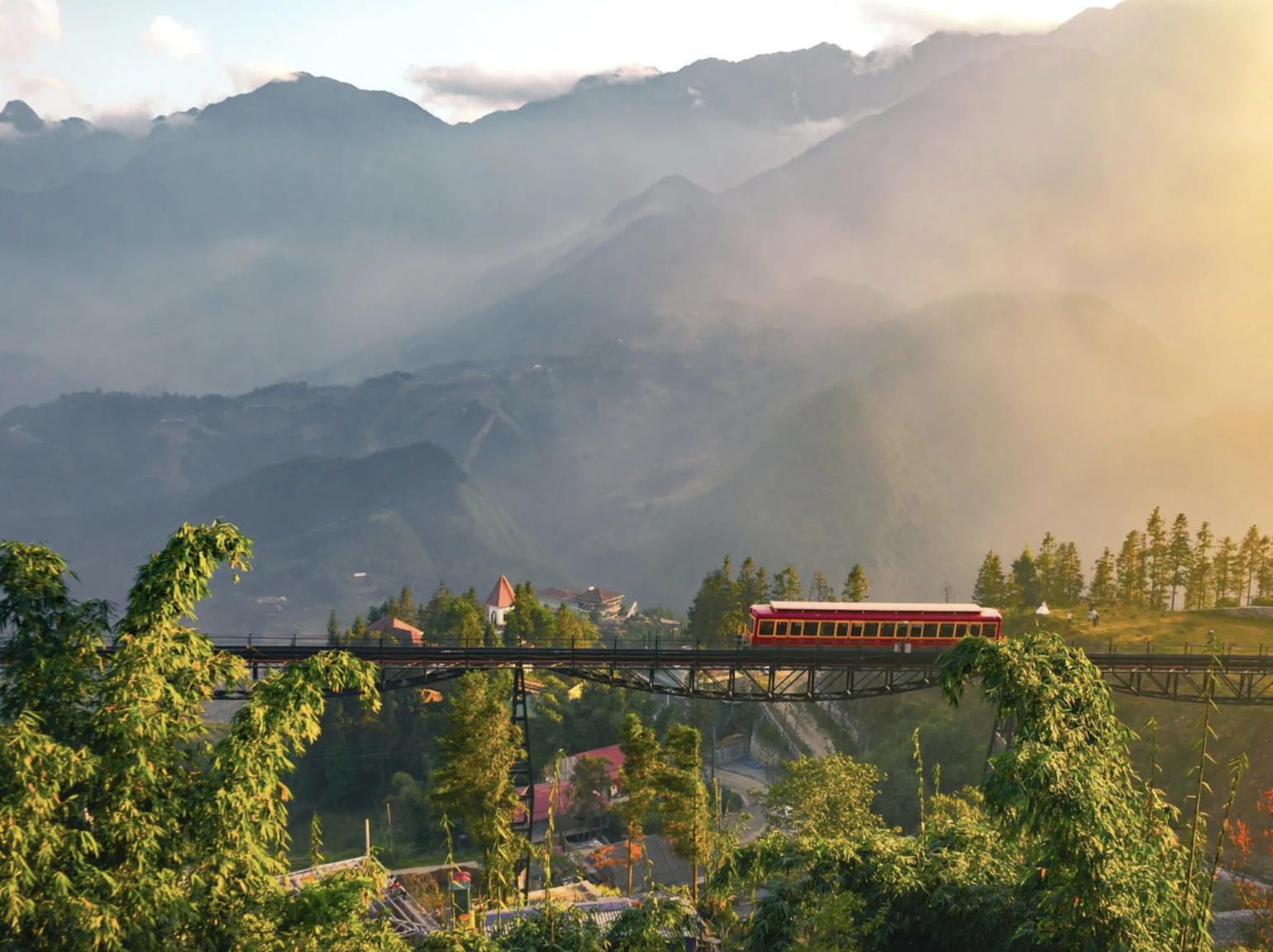 Sở hữu thiết kế độc đáo mang phong cách châu Âu, đoàn tàu gồm 2 toa với hệ cửa kính panorama rộng lớn.
