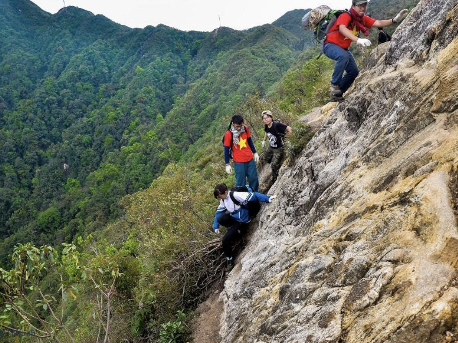 Hành trình leo bộ xuyên qua những cánh rừng nguyên sinh và địa hình núi cao của Dãy Hoàng Liên Sơn.