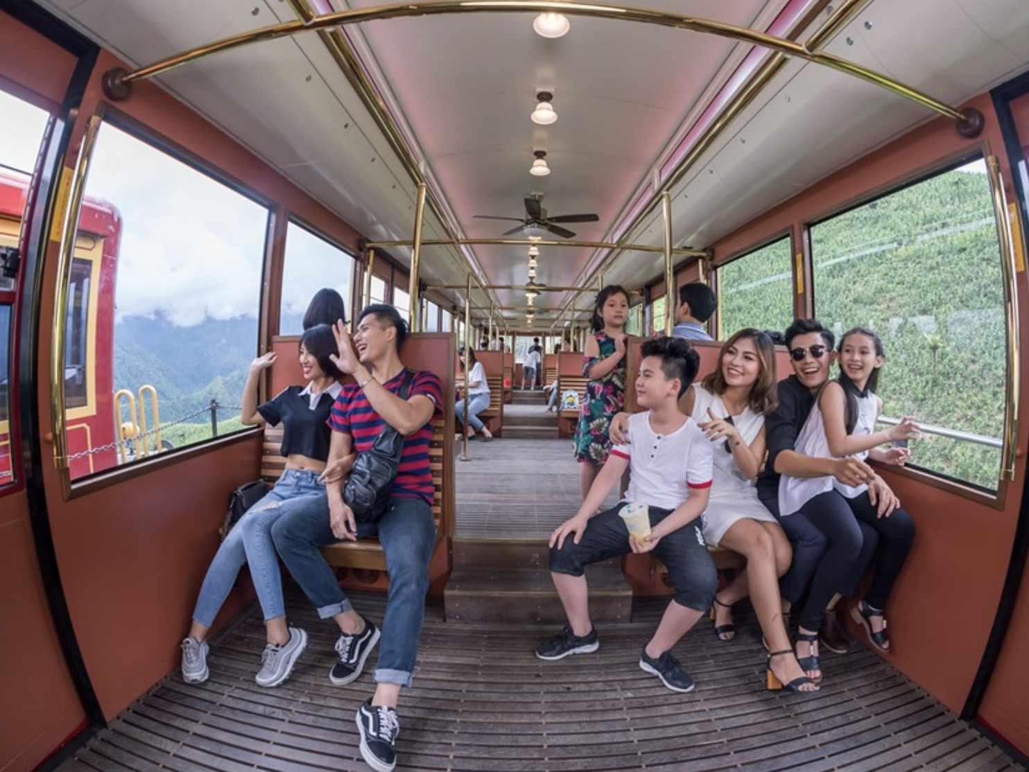 Từ cửa sổ tàu, du khách có thể ngắm nhìn ruộng bậc thang, bản làng và dãy Hoàng Liên Sơn rộng lớn.