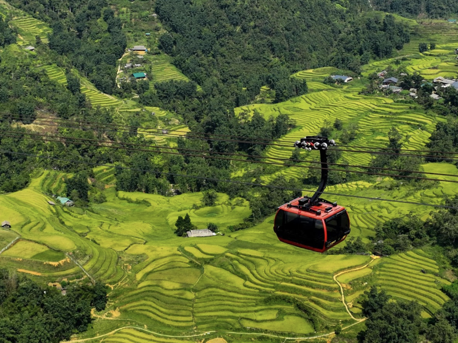 Cáp treo là một trong những phương tiện ấn tượng trong toàn bộ hành trình.