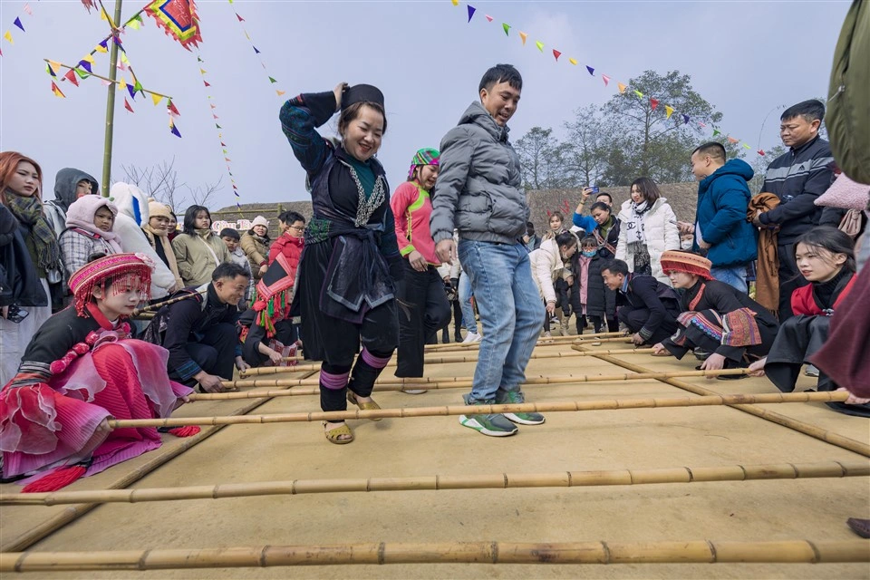 Du khách thích thú trải nghiệm các trò chơi truyền thống tại Bản Mây